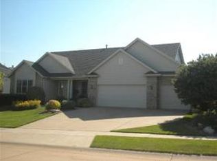 5349 Heather Glen Cir, Bettendorf, IA