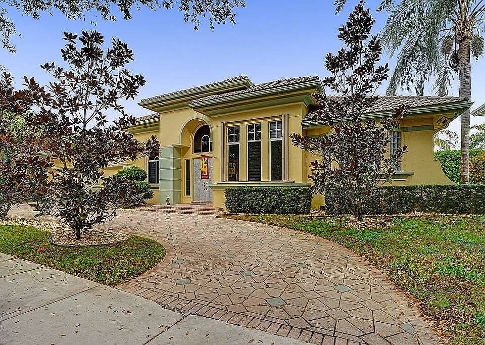 1st image of 3421 Hollywood Oaks Dr
