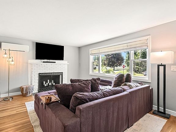 4th image of 3 Butternut Ln