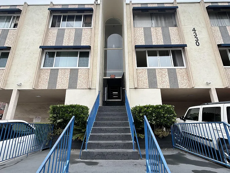4330 52nd St — Photo 1