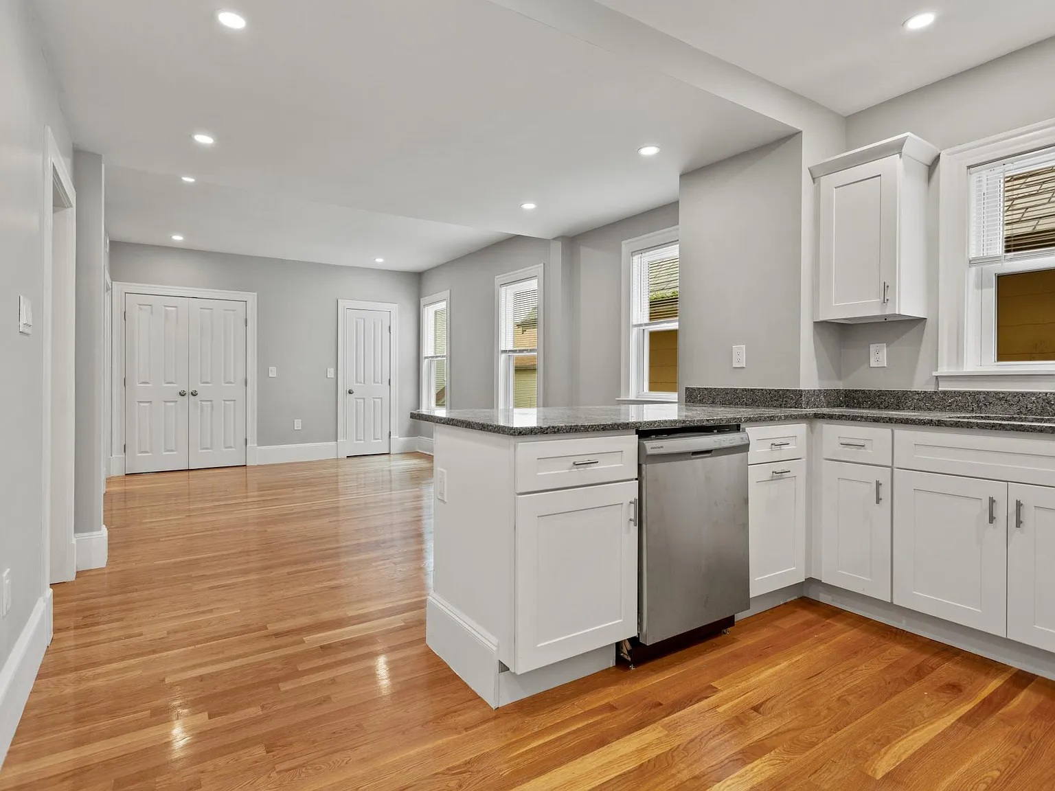 3 bed, 1350 sqft, $3,000 — Photo 2
