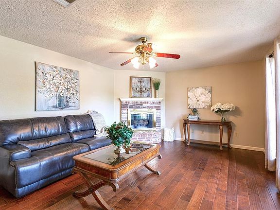 3rd image of 2313 Country Hollow Ln