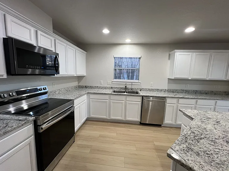 4527 Willow Tree — Photo 2
