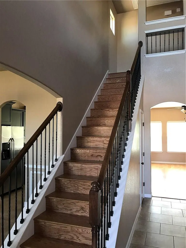 4 bed, 2.5 bath, 2338 sqft, $2,300 — Photo 4