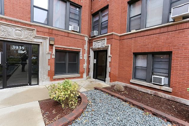 1st image of 3937 N Janssen Ave #E4