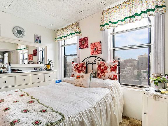 5th image of 522 Metropolitan Ave