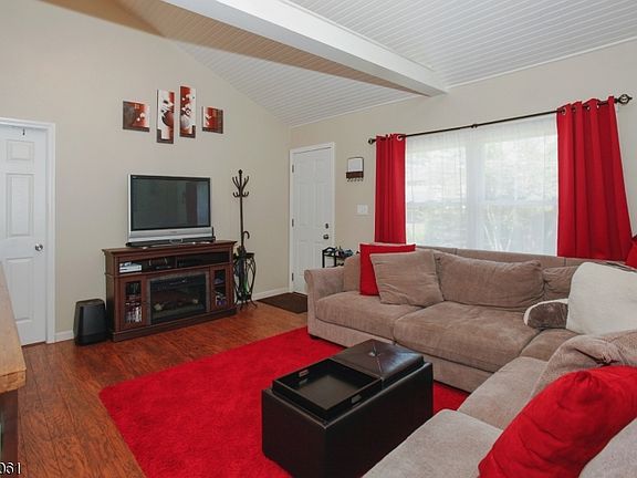 5th image of 404 E Lakeshore Dr
