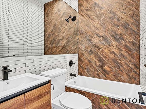 5th image of 644 Lorimer St #304