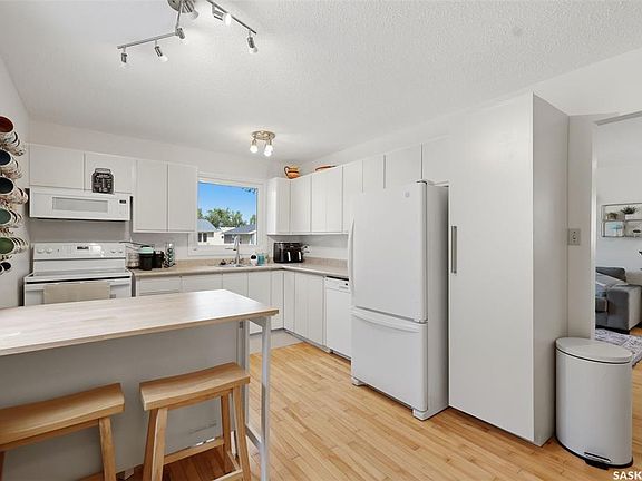 4th image of 254 McMaster CRESCENT