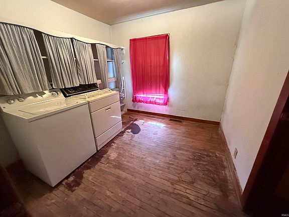 5th image of 802 Biddle St