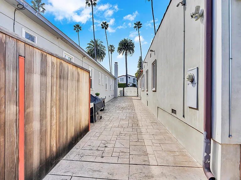 326 N Doheny Dr — Photo 6