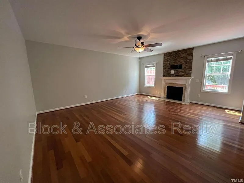 Holly Glen — Photo 3