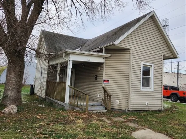 102 4th St, Charleston, IL 61920