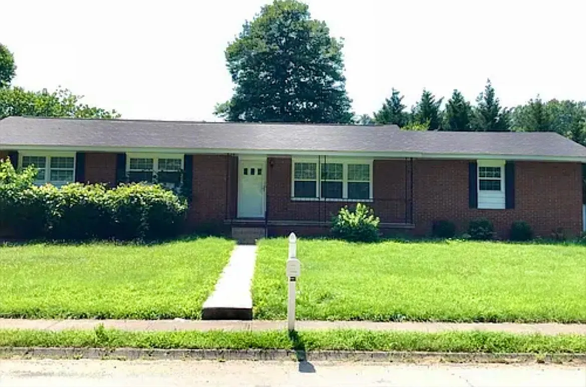 3 bed, 1.5 bath, 1281 sqft, $1,800 — Photo 1