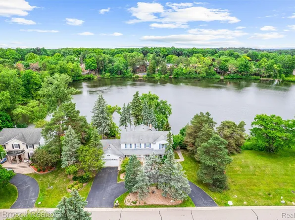 5076 Watergate Rd, West Bloomfield, MI 48323