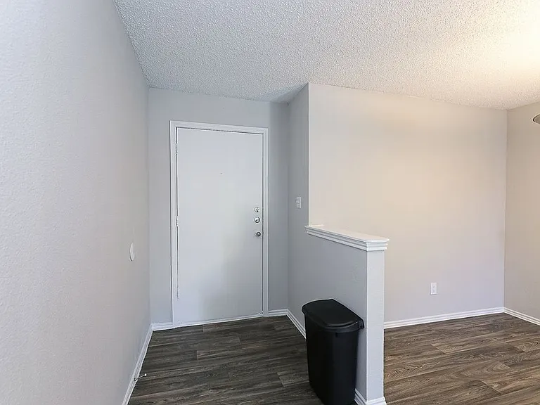 City Crest Apartments — Photo 35