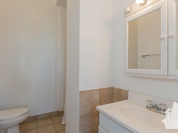 2nd image of 1436 W Erie St #4A5