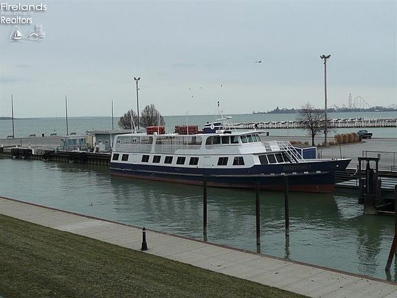 3rd image of 401 W Shoreline Dr