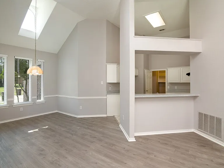 1329 Maywood Ct — Photo 8