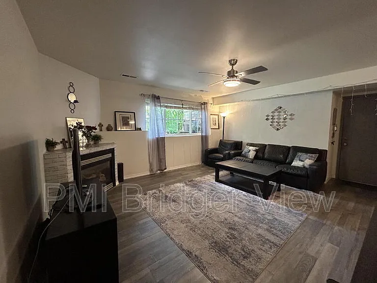3505 Fallon St #B15 — Photo 2