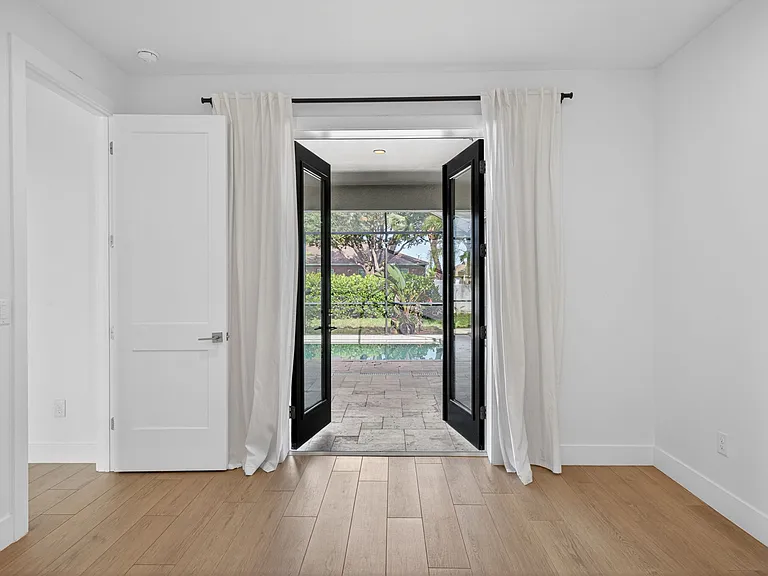 1218 SW 9th Ct — Photo 30