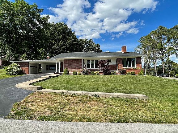 5th image of 66 Hickory Hill Dr