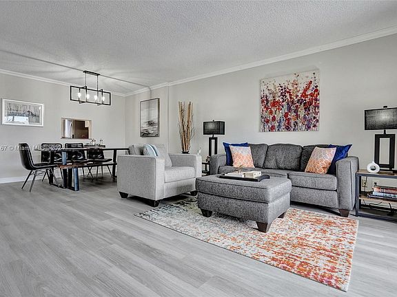5th image of 202 SE 10th St APT 302