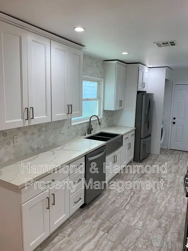 4 bed, 2.0 bath, 1600 sqft, $6,995 — Photo 4