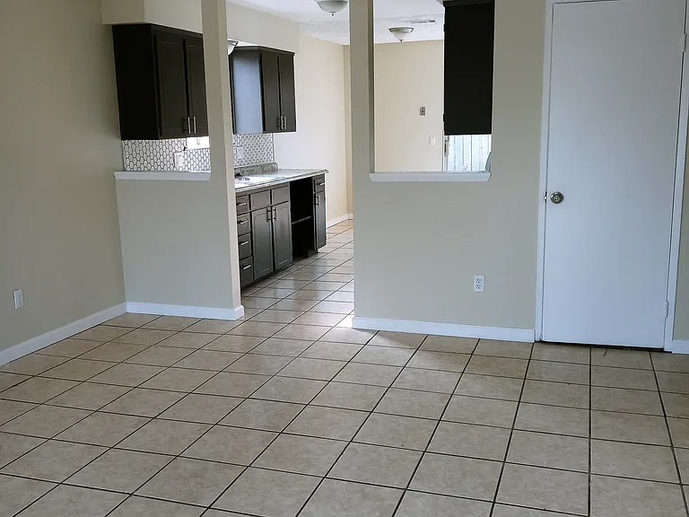1190 Beverly Dr #F — Photo 3