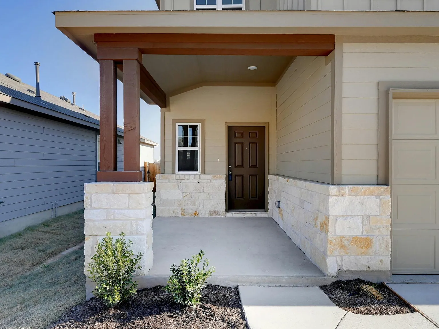 4 bed, 2036 sqft, $2,190 — Photo 3