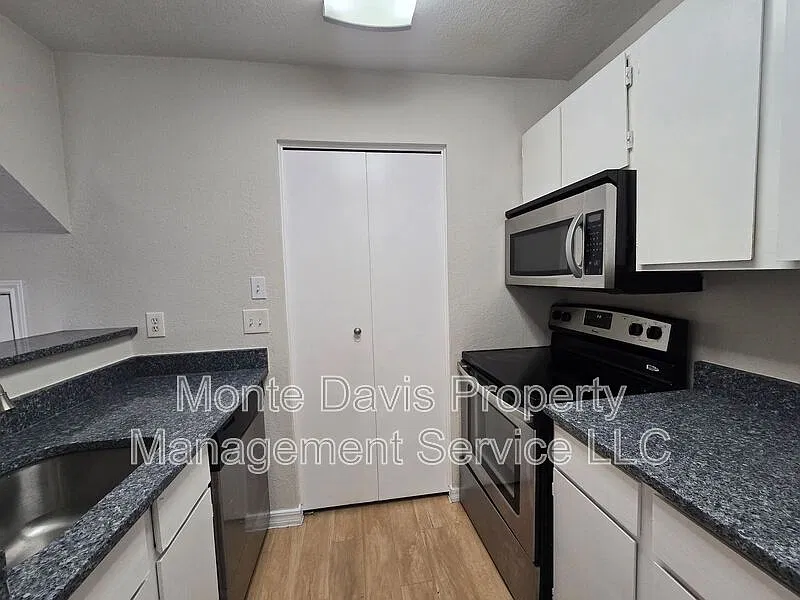 2 bed, 1.0 bath, 900 sqft, $1,395 — Photo 3