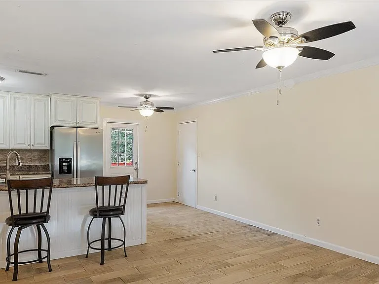 2136 Harriet Dr — Photo 2