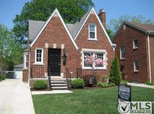 1616 Hampton Rd, Grosse Pointe Woods, MI 48236