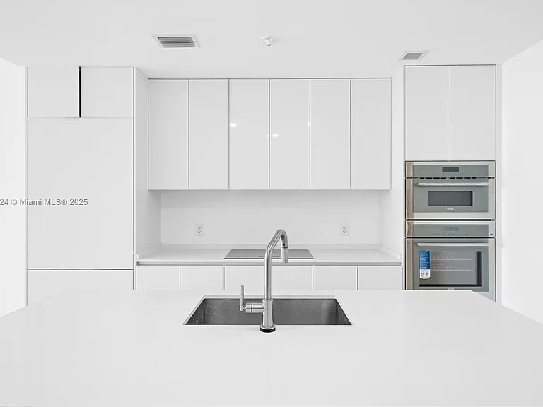 700 NE 24th St — Photo 20