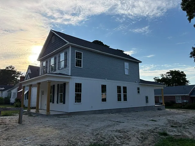 1809 E 4th St — Photo 2