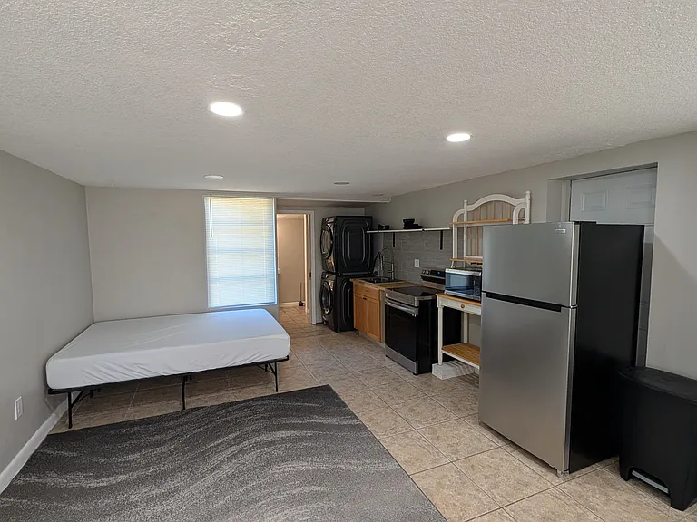 2214 Post Rd #1 — Photo 6