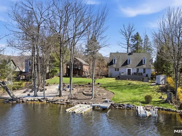 173 Point Breeze Dr W, Hewitt, NJ 07421