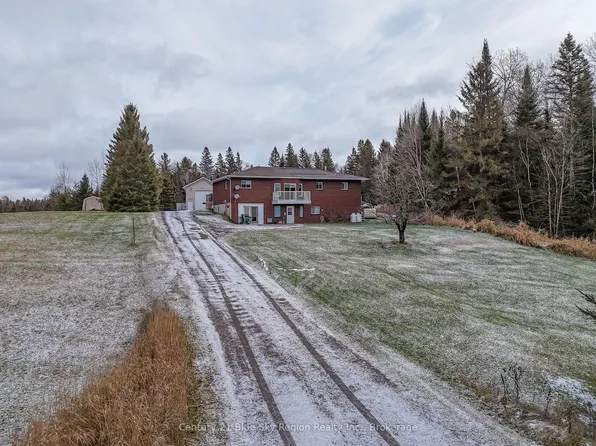 592 Genesee Lake Rd, Powassan, ON P0H 1Z0