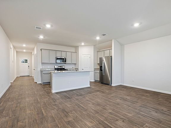 3rd image of 176 Texas Palmetto Cir