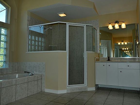 5th image of 18 Woodbury Dr