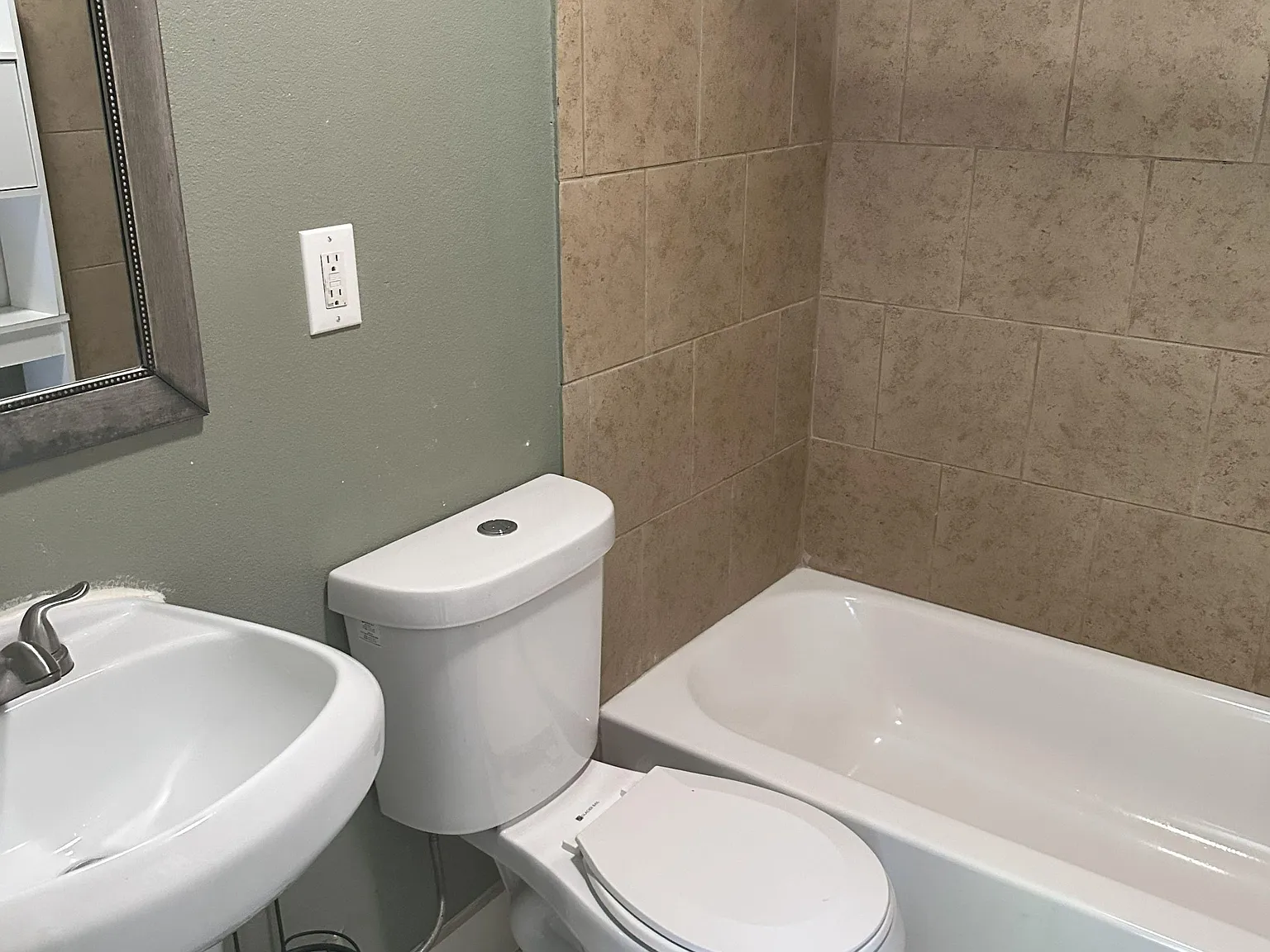 4 bed, 2.0 bath, 1900 sqft, $1,083 — Photo 3