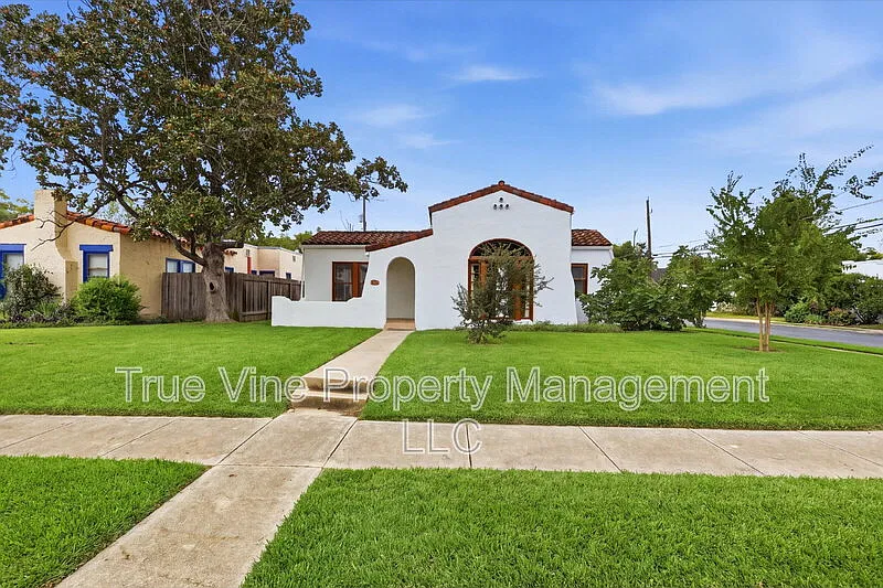 3 bed, 1.0 bath, 1277 sqft, $1,650 — Photo 1