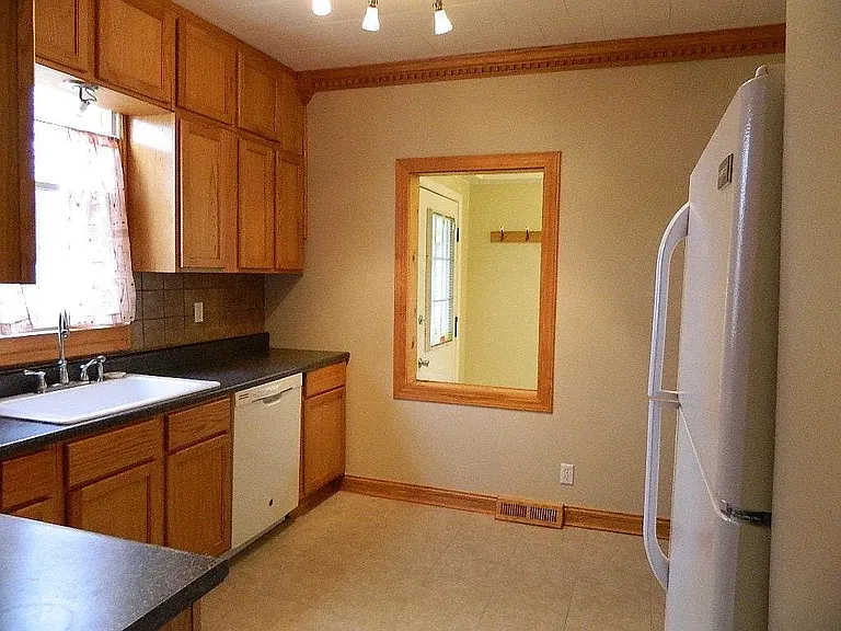 115 E Riverside Dr — Photo 17