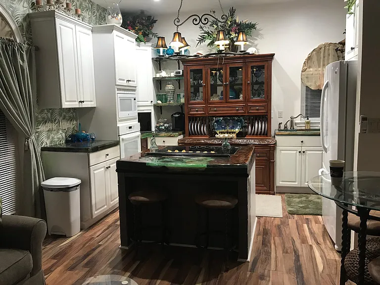 Tiffany Dr — Photo 4