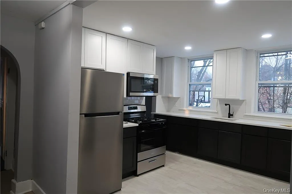 3 bed, 1.5 bath, 1300 sqft, $2,200 — Photo 1