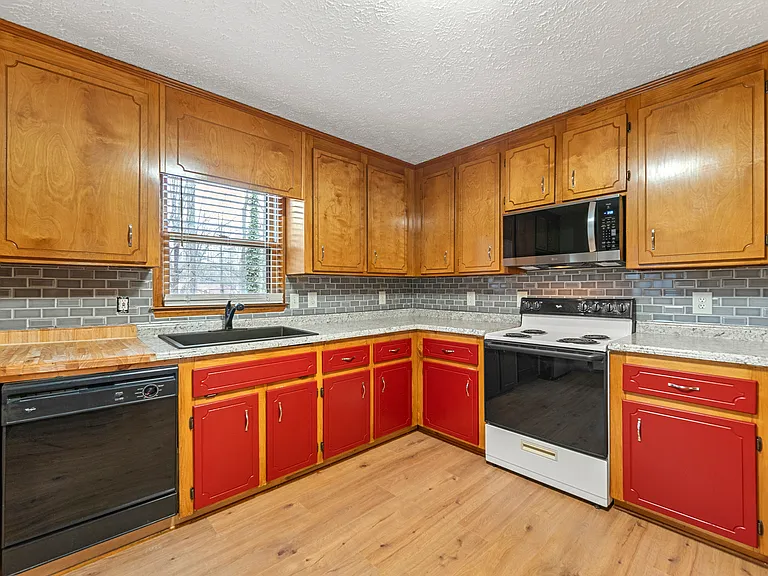 131 McWhirter Pl — Photo 2