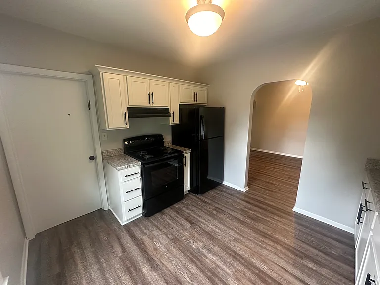 Great Oconomowoc 2 bedroom Upper Unit Next to Downtown Oconomowoc — Photo 18