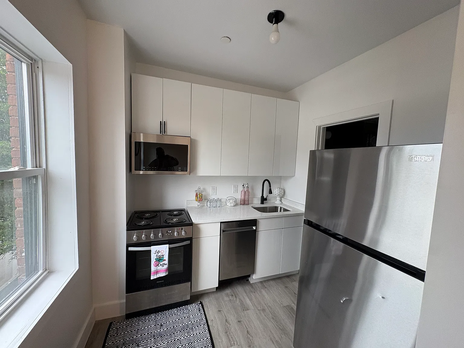 1252 Main St — Photo 3