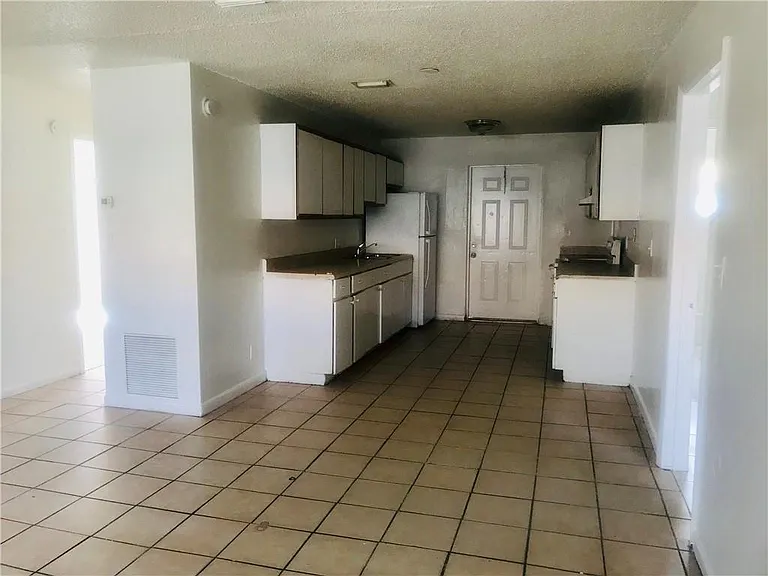 1038 NW 8th Ave — Photo 2