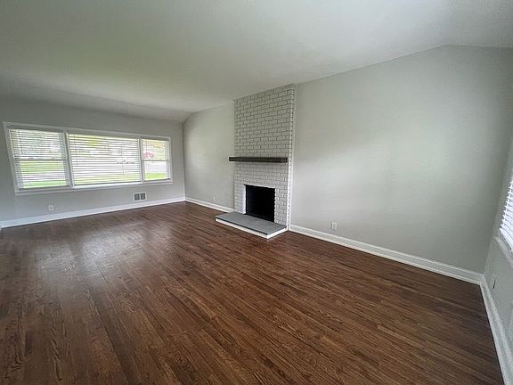 3rd image of 6 Tulip Ln